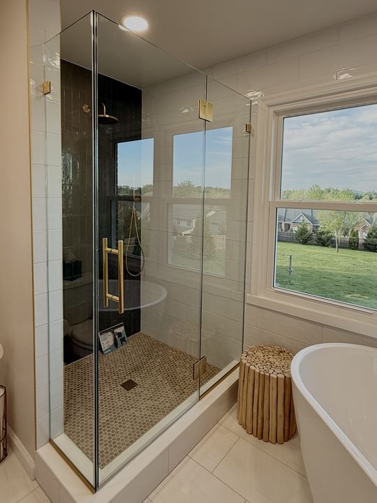 Frameless enclosure with a view over the fields