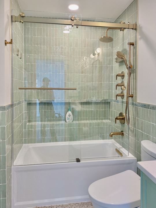 Duo Series slider on a tub