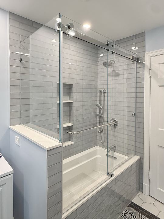 Frameless tub slider with a 90 degree return panel