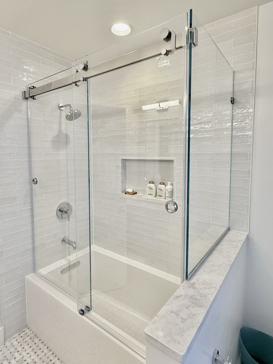 Frameless tub slider with a 90 degree return